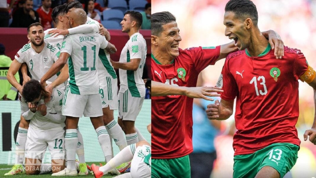 Joueurs marocains de football célébrant un but lors d'un match.