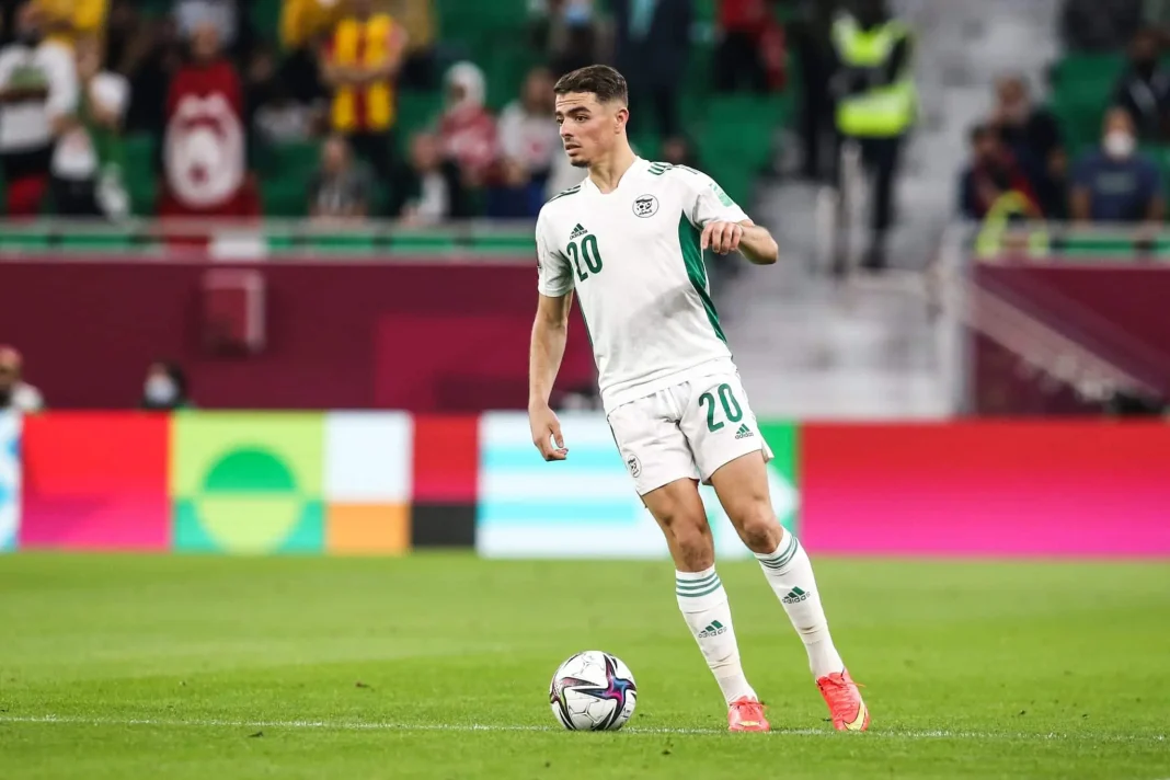 Maroc : deux Fennecs rejoignent le Wydad Casablanca Joueur de football algérien portant le maillot numéro 20 sur le terrain.