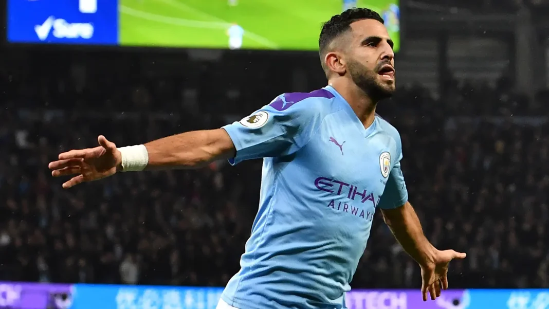 Riyad Mahrez célèbre un but avec Manchester City.