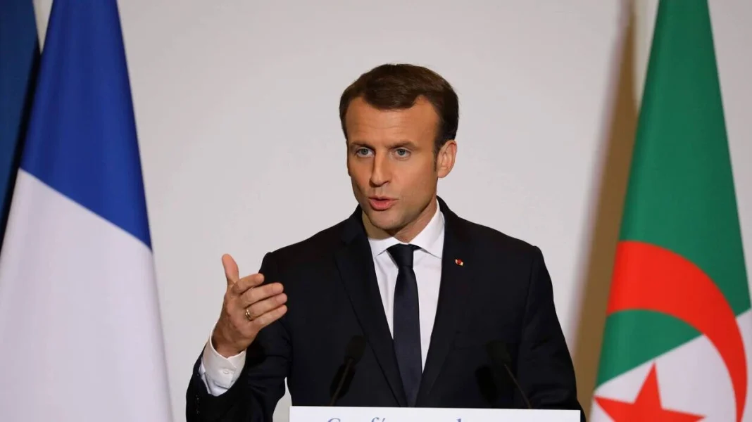 Air Algérie, la décision audacieuse qui agace Macron Emmanuel Macron parlant lors d'une conférence officielle avec drapeaux algérien et français.