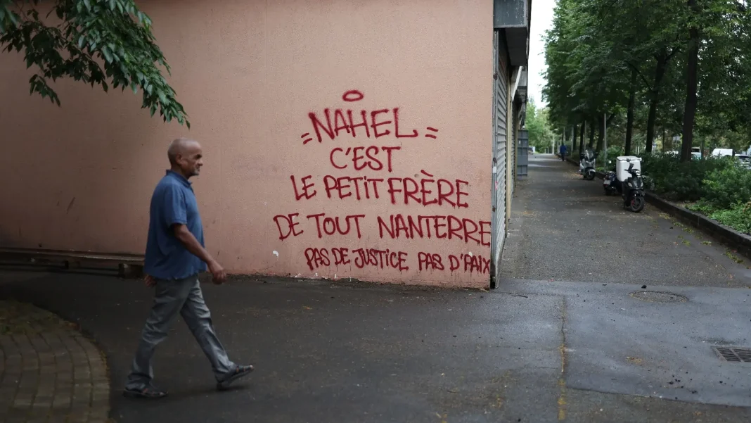Mort de Nahel ! La France sous les braises, l’Algérie, placée à la table des accusés. Graffiti dénonçant la violence et l'injustice en France.