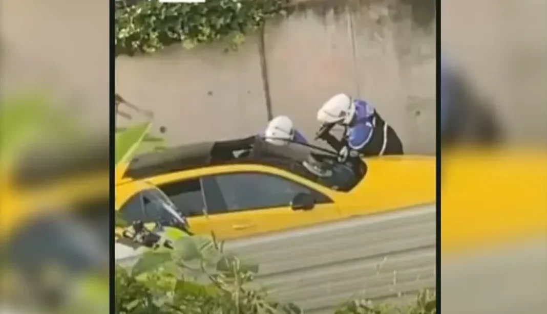 Le compagnon de Nael raconte les instants de sa mort tragique : il avait mal et frissonnait Deux policiers en intervention sur un taxi jaune en zone urbaine.