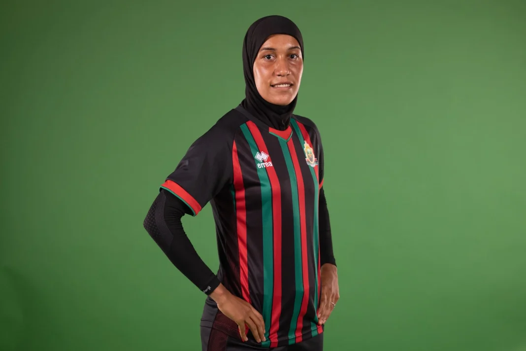 Coupe du monde (F): cette marocaine est la première à porter le hijab dans l’histoire Footballeuse marocaine portant le hijab lors de la Coupe du monde féminine.
