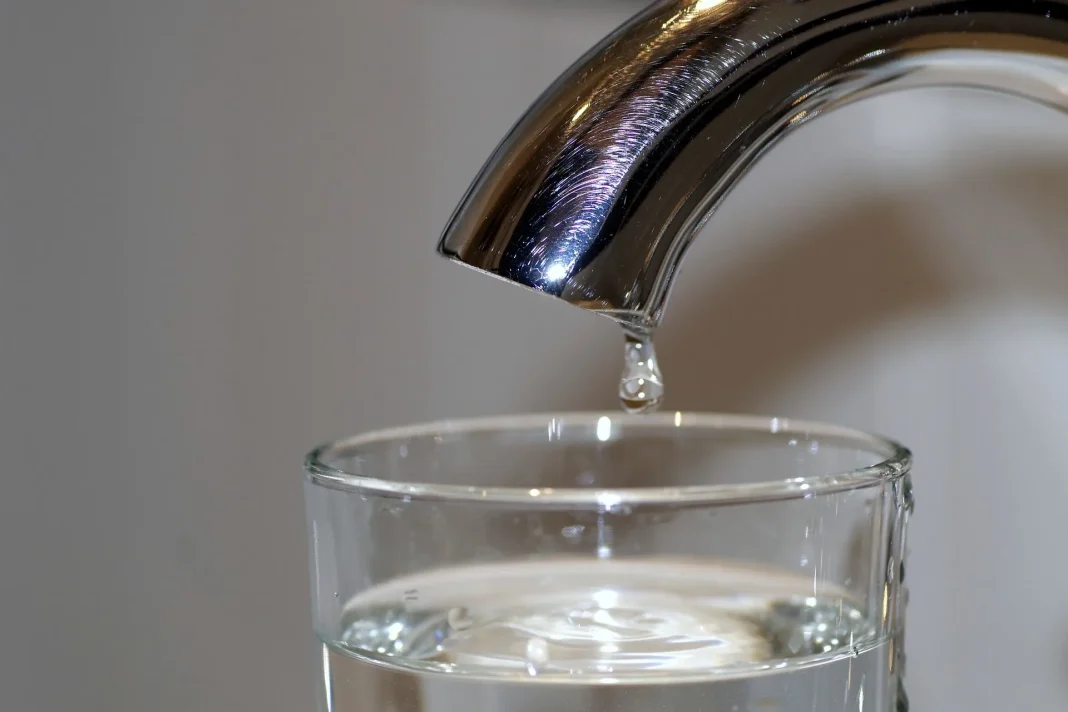 Canicule en Algérie : l’urgence de revoir la politique de gestion d’eau s’impose plus que jamais. Goutte d'eau tombant dans un verre sous un robinet.