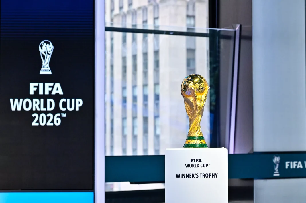 Qualifications Coupe du Monde 2026 : un imprévu s’invite dans la danse Trophée de la Coupe du Monde 2026 dans une vitrine en intérieur.