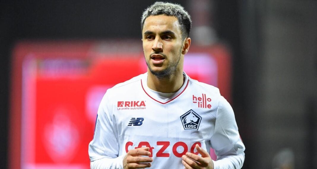 Adam Ounas portant le maillot de LOSC Lille en match de football.