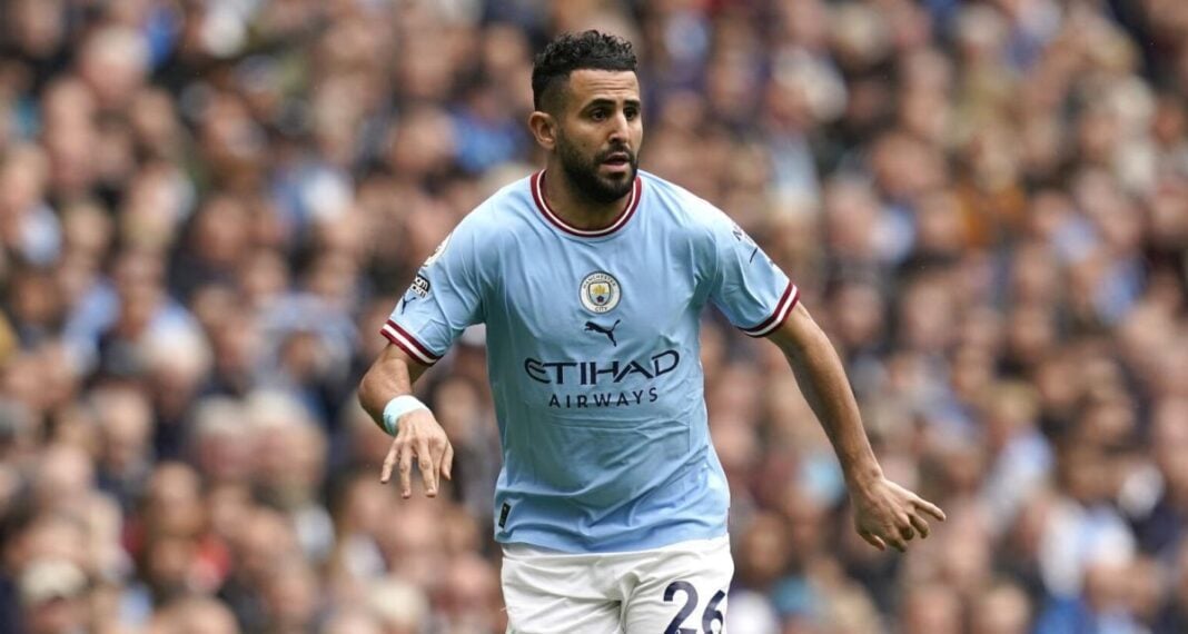 Riyad Mahrez en Arabie saoudite ? Ça se confirme peu à peu. Riyad Mahrez en maillot de Manchester City lors d'un match.