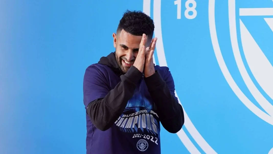 Hommage vibrant à Mahrez par Manchester City Joueur de Manchester City rendant hommage avec un sourire et une prière.