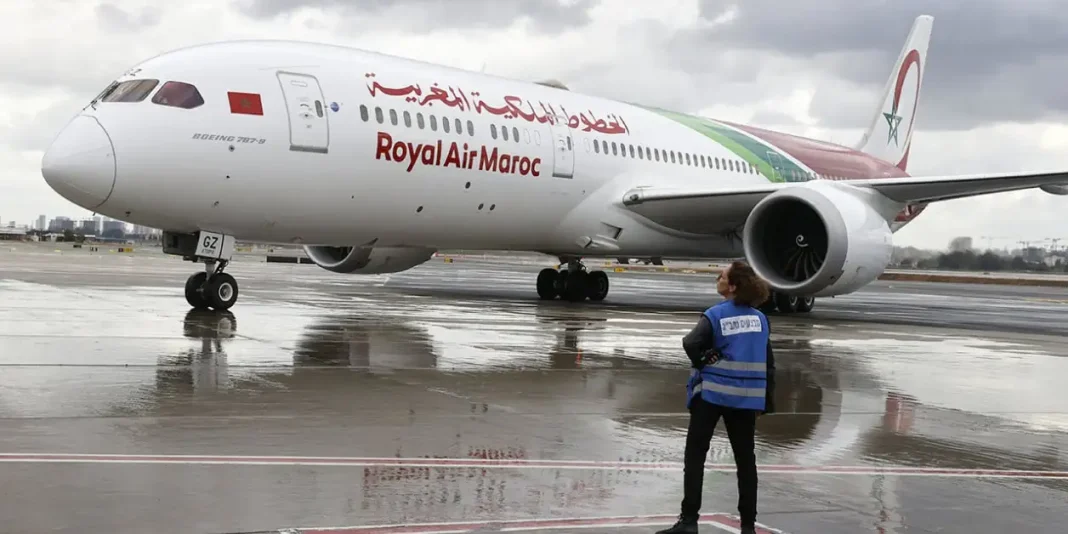 La Royal Air Maroc souhaite acquérir au moins 10 avions pour… Avion Royal Air Maroc prêt à décoller ou atterrir.