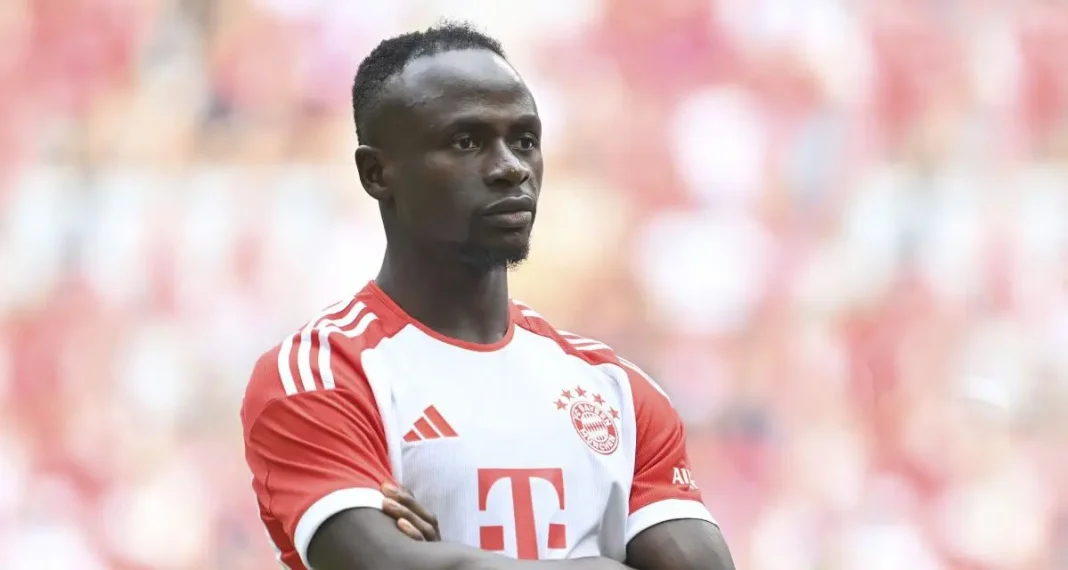 Défaite face à l’Algérie : « En colère parce que je voulais gagner », Sadio Mané Sadio Mané portant le maillot du Bayern Munich lors d'un match.