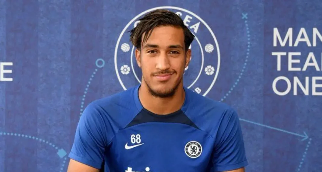 Sami Tlemcani entame un nouveau chapitre de sa carrière Sami Tlemcani en maillot de football bleu.