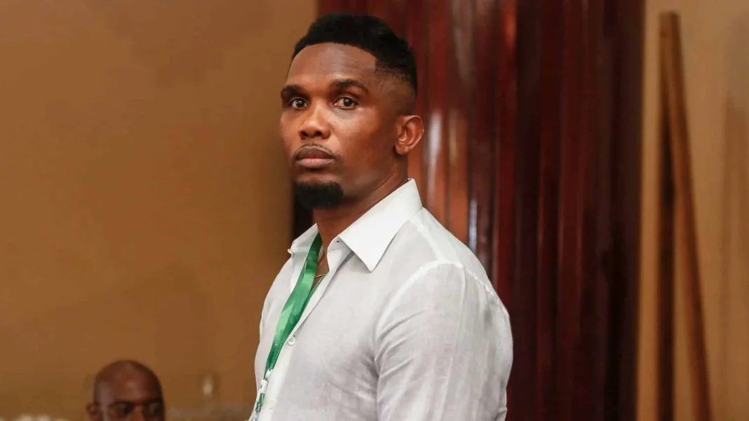 Samuel Eto’o lors d'une conférence Samuel Eto’o en costume blanc lors d'un événement officiel.