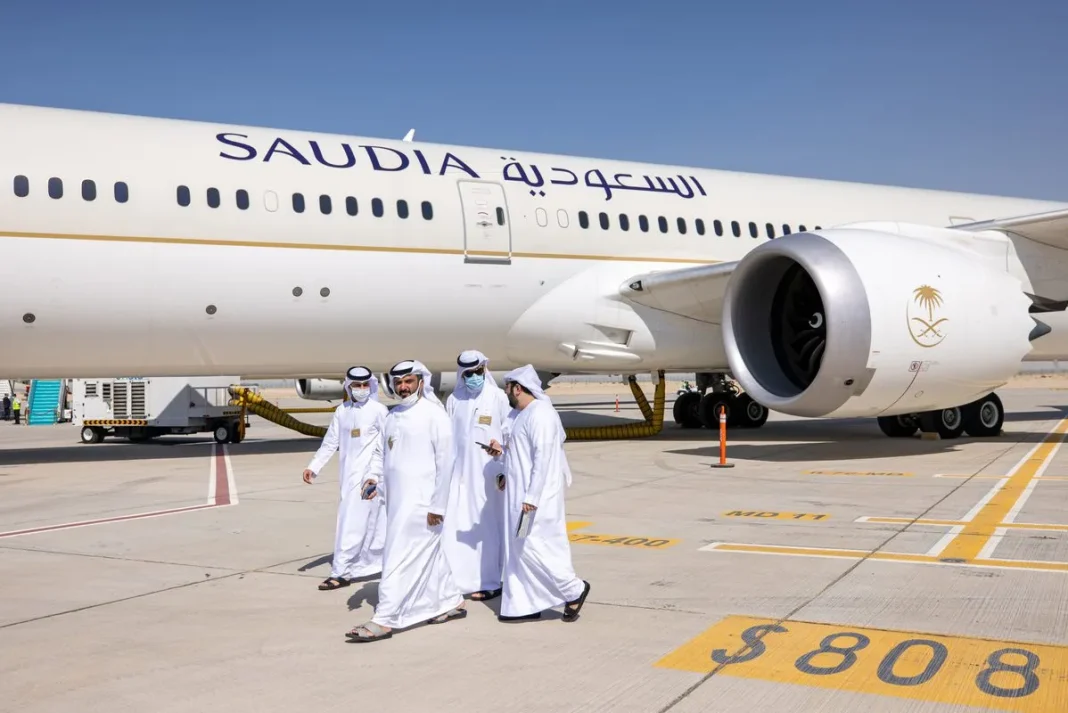 Je suis tombé malade dans l’avion : L’Algérie prend en charge un besoin marocain Avion Saoudien à l'aéroport avec passagers en tenue traditionnelle.