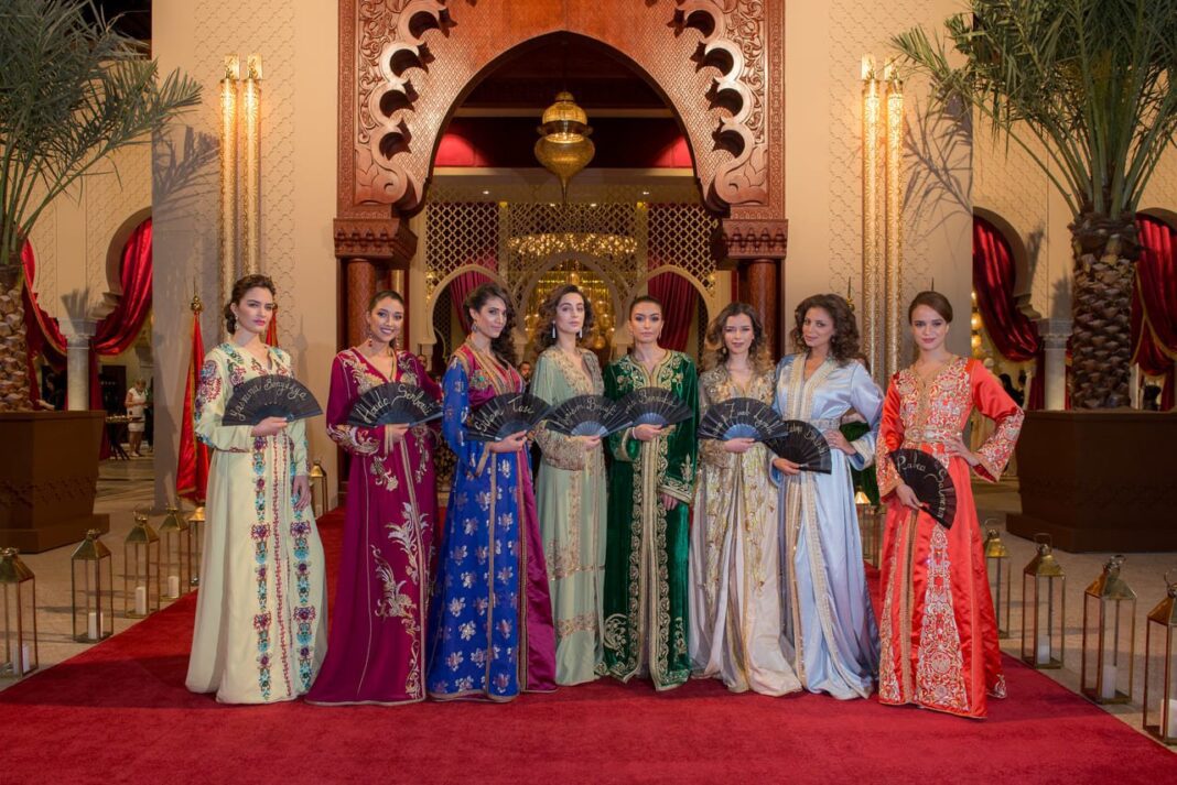 Défilé de caftans traditionnels en Algérie Femmes portant des caftans traditionnels lors d'un défilé en Algérie.