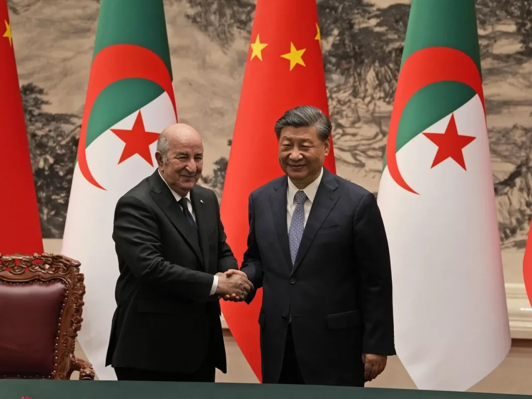 Algérie : la Chine veut implanter une usine de batteries au lithium Le président algérien et le président chinois se serrent la main.