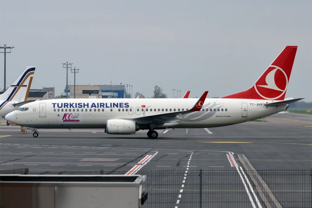 Avion Turkish Airlines prêt à décoller ou atterrir à l'aéroport.