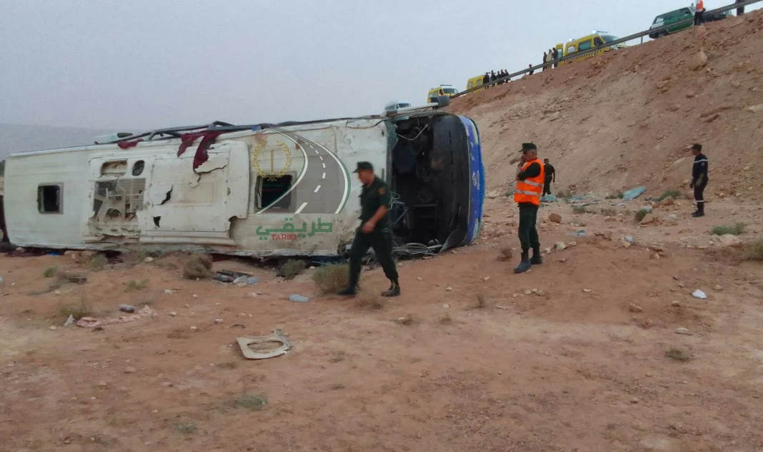 Nouveau coup dur pour l’Algérie : cinq morts et vingt-deux blessés Bus accidenté en Algérie avec des secours sur place.