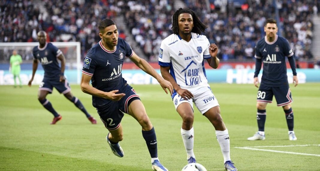 Yasser Larouci en action sur le terrain de football.