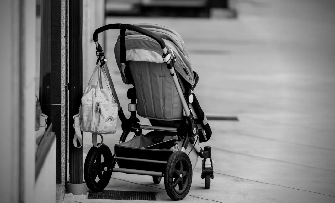 France : abandonnée en 1995 dans une maternité, elle cherche ses parents algériens Poussette abandonnée dans un espace public, près d'une vitrine.