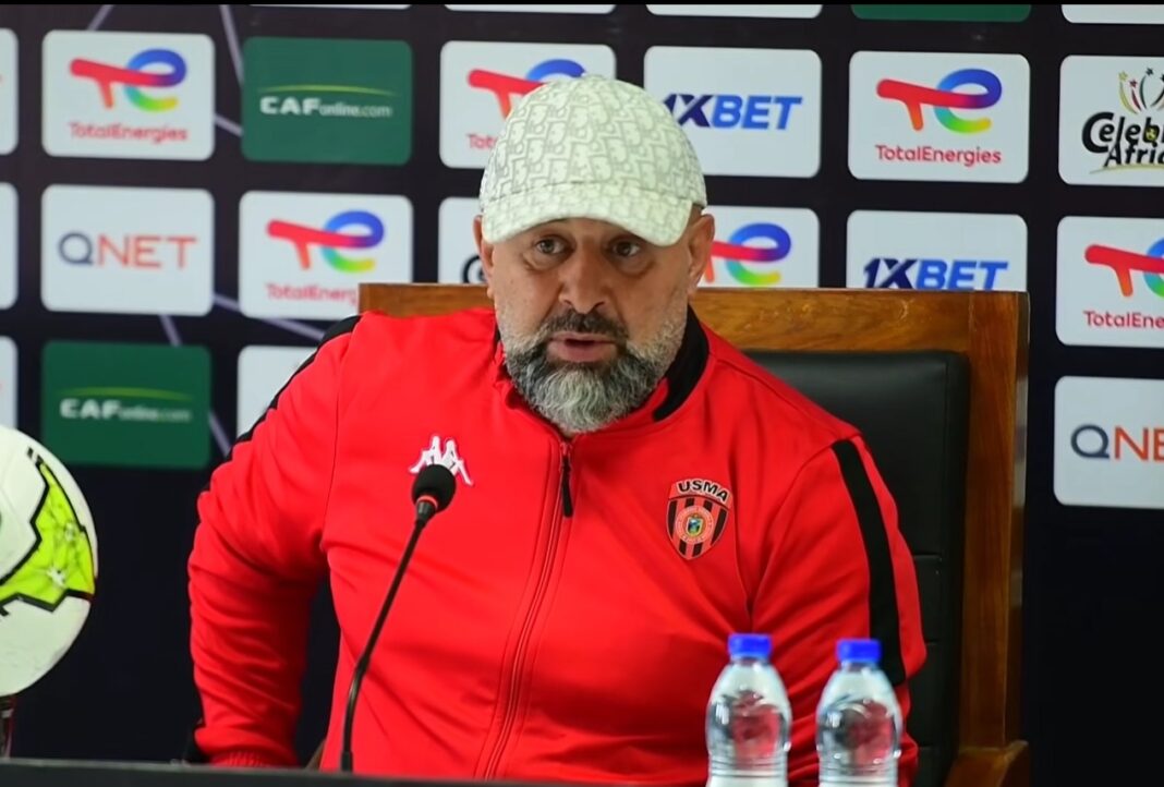 Rebondissement dans l’affaire Abdelhak Benchikha : le Maroc royalement écarté. Abdelhak Benchikha lors d'une conférence de presse sportive.