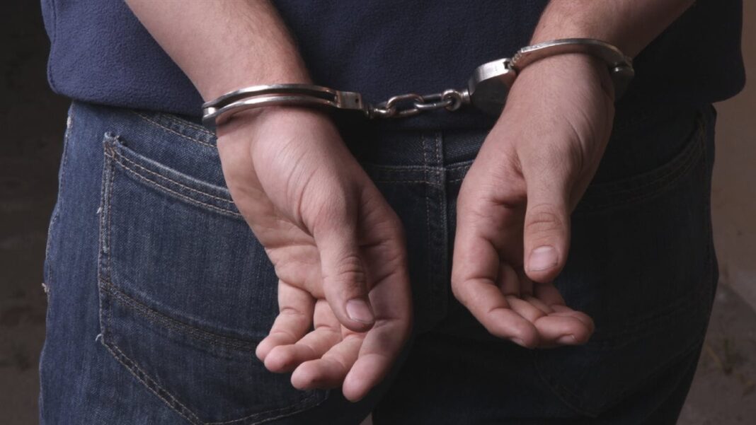 Royaume-Uni : encore un autre algérien auteur d’agression sexuelle sur une jeune fille ivre. Suspect en garde à vue avec poignets liés par des menottes.