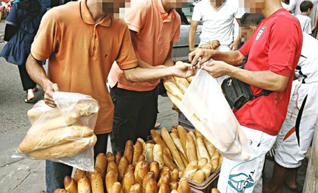 Les Algériens gaspillent 8 millions de pain par jour Vendeurs de pain vendant des baguettes dans la rue en Algérie.