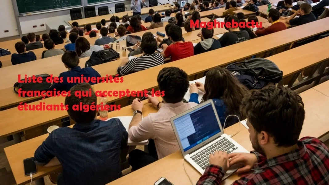 Étudiants en classe universitaire en France, étudiants algériens.