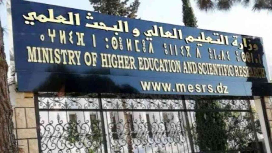 Officiel ! Voici la date d’inscription des nouveaux bacheliers Panneau du ministère de l'éducation supérieure en Algérie.
