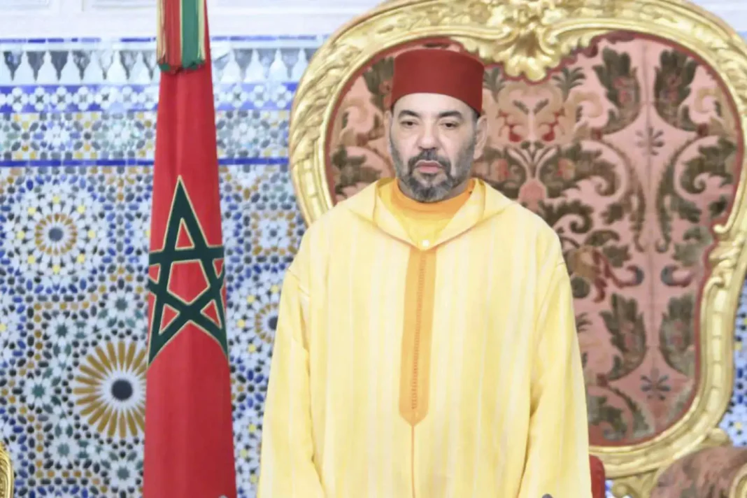 Depuis 24 ans, le Roi Mohammed VI continue à demander la réouverture des frontières entre l’Algérie et le Royaume du Maroc Le Roi Mohammed VI portant un caftan jaune lors d'une cérémonie officielle.