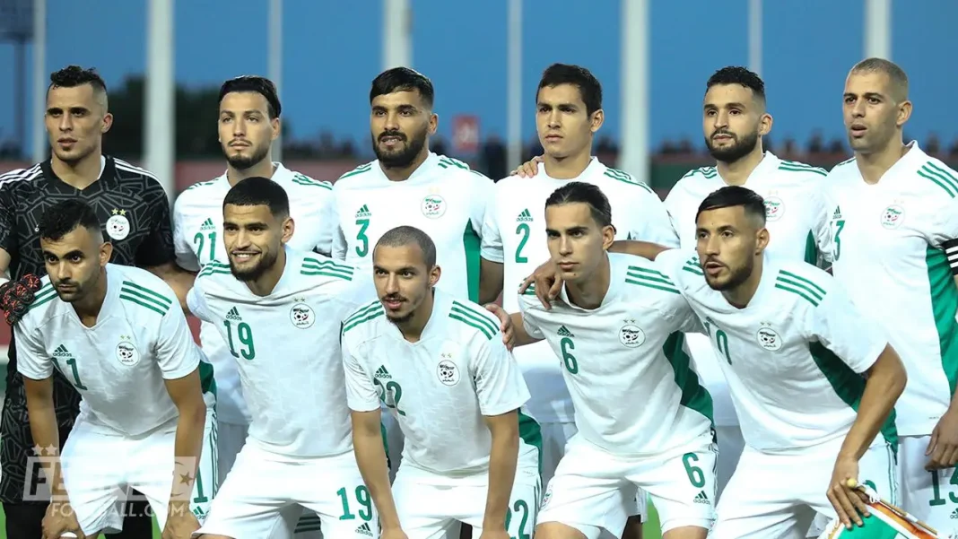 Un autre joueur algérien opte pour le Maroc Groupe de joueurs de football algériens en tenue blanche sur le terrain.