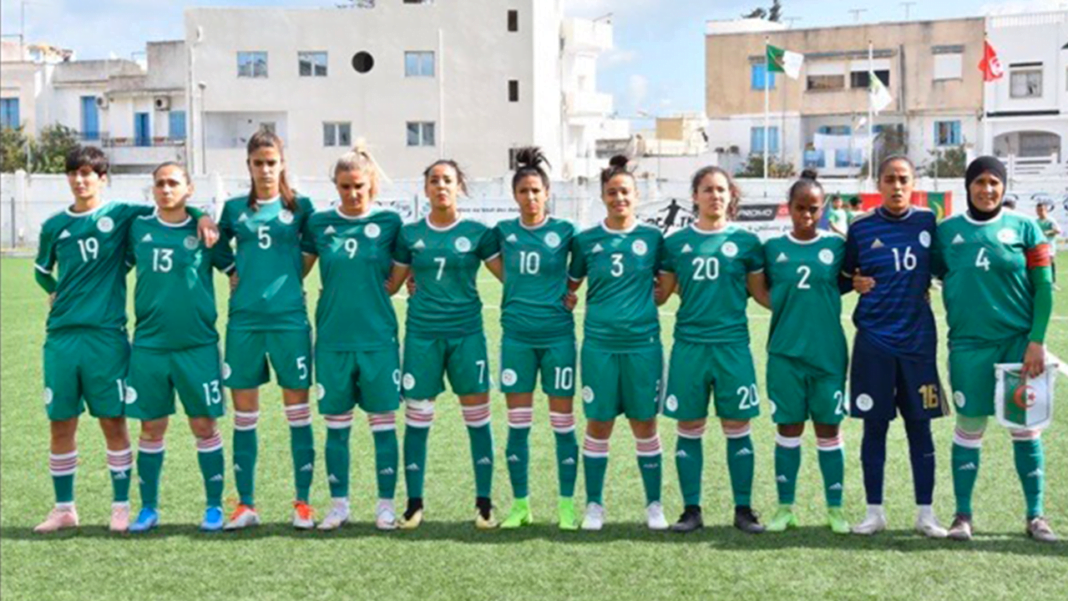 Les joueuses sénégalaises de football alignées pour un match important.