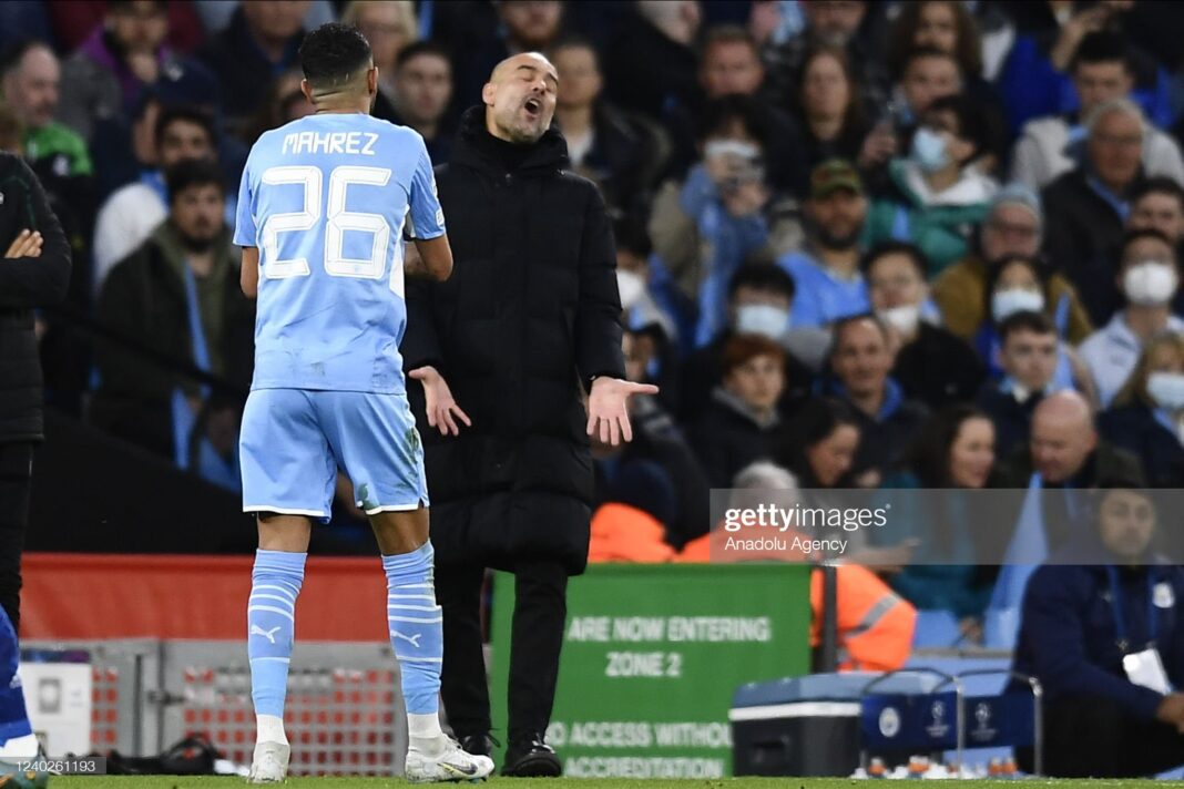 Les révélations incroyables sur la relation entre Guardiola et Mahrez Mahrez et Guardiola en discussion sur le terrain de football.
