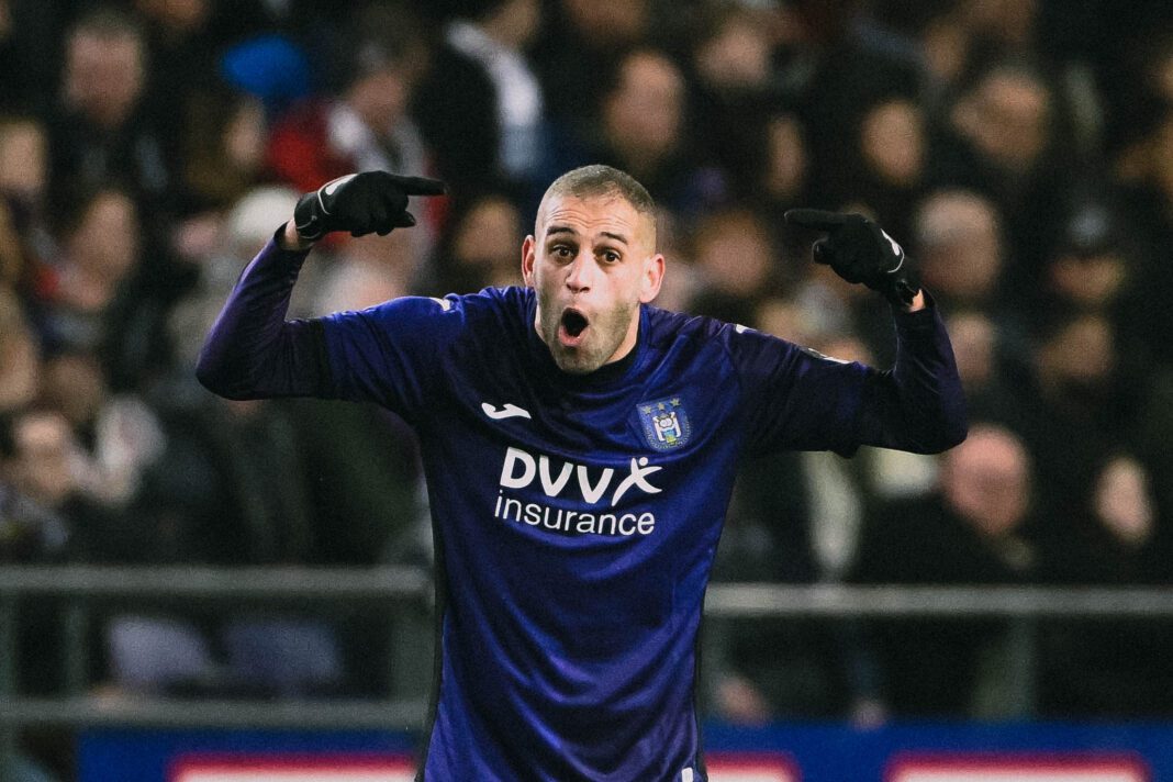 Islam Slimani en route pour le Brésil ? Islam Slimani célèbre un but lors d'un match de football.