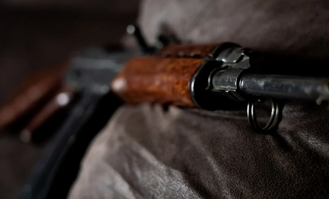 Avec sa Kalachnikov, un algérien tue sa femme et sa voisine Fusil de chasse avec crosse en bois sur un fond sombre.