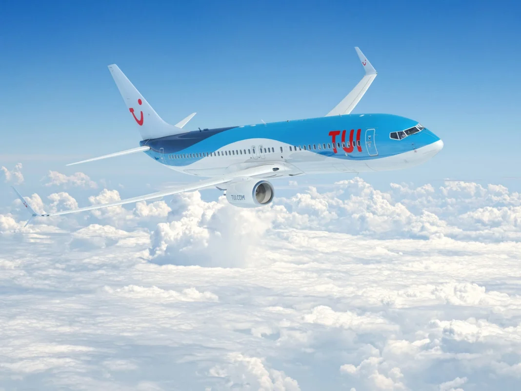 Vols vers l’Algérie : Des billets de moins de 60 euros chez TUI Fly Avion TUI Fly survolant les nuages en direction de l'Algérie.