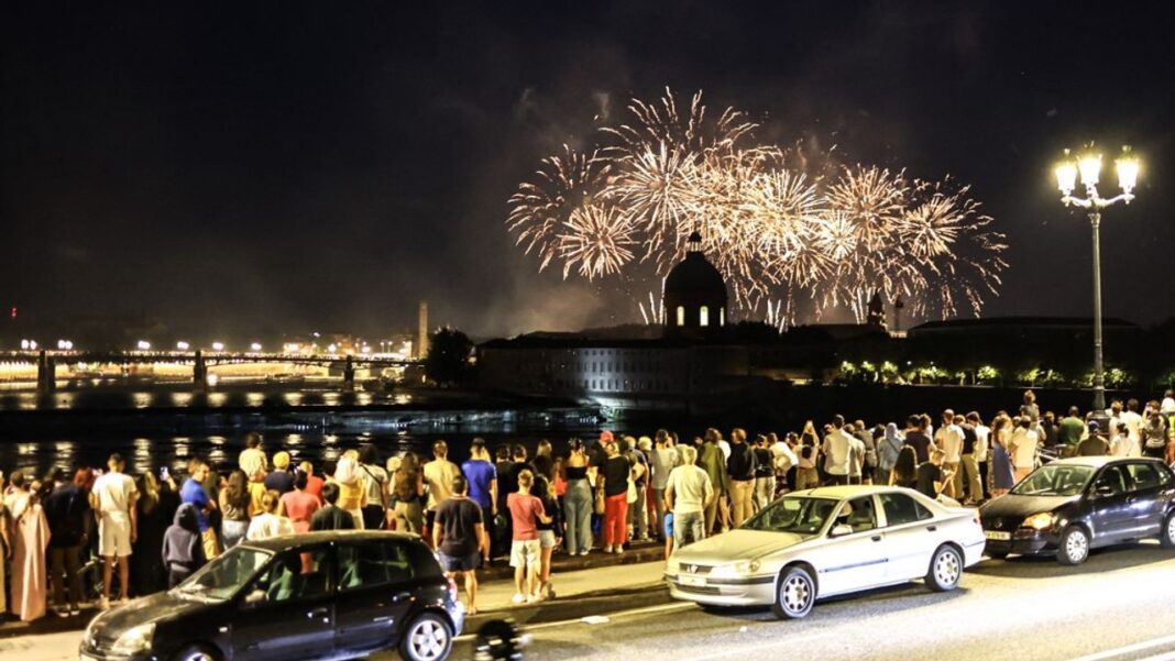 France : festivités du 14-Juillet plus calmes avec 255 véhicules incendiés Spectacle de feux d'artifice lors du 14-Juillet à Paris.