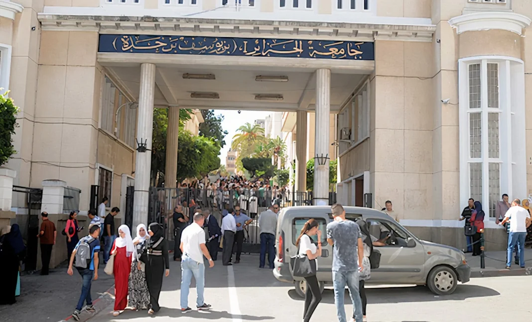 L’Algérie décide de remplacer le français par l’anglais dans les universités à partir de septembre Étudiants et personnel devant une université en Algérie.