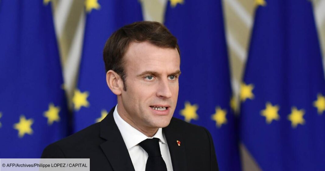 Bras de fer Paris-Niamey : quand la France à peur Emmanuel Macron parlant devant un fond de drapeaux européens.