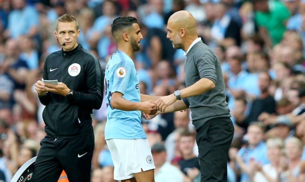 Guardiola s’oppose au départ de Mahrez pour cette raison Guardiola et Mahrez se saluent sur le terrain de football.