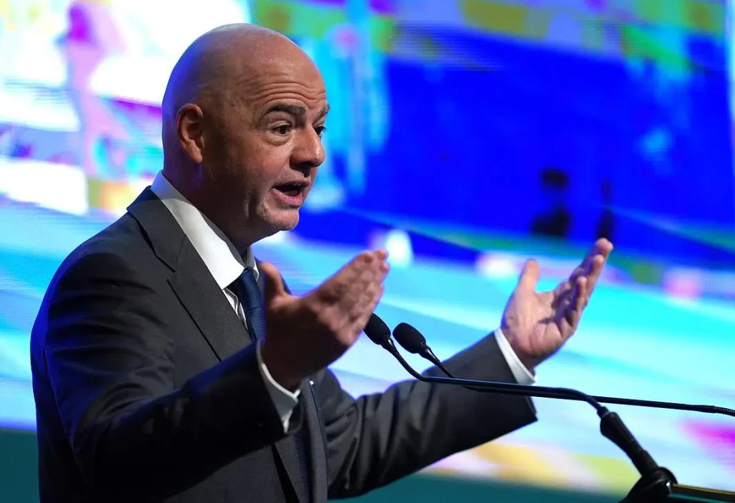 FIFA et FAF signent un accord historique Représentant de la FIFA lors de la signature d'un accord avec la FAF.