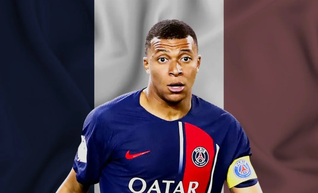 Kylian Mbappé avec le maillot du PSG Kylian Mbappé en maillot du PSG, regard surpris.