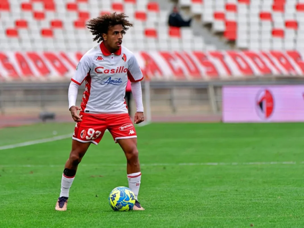 Joueur de football en action Joueur de football en pleine action sur le terrain.