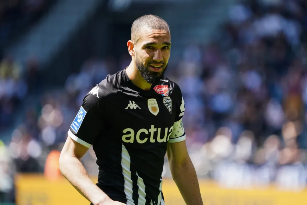 Le franco algérien Nabil Bentaleb victime de problème cardiaque Nabil Bentaleb joueur de football algérien en pleine action sur le terrain.