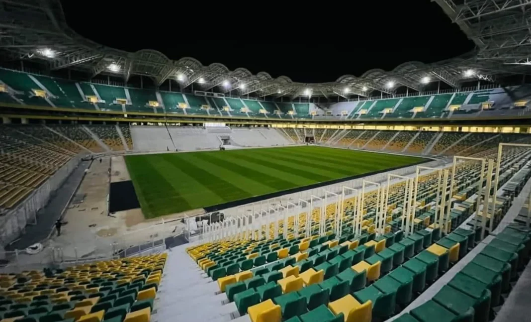 Voici la date de l’inauguration du stade de Tizi Ouzou Stade de Tizi Ouzou vide avec éclairage nocturne.