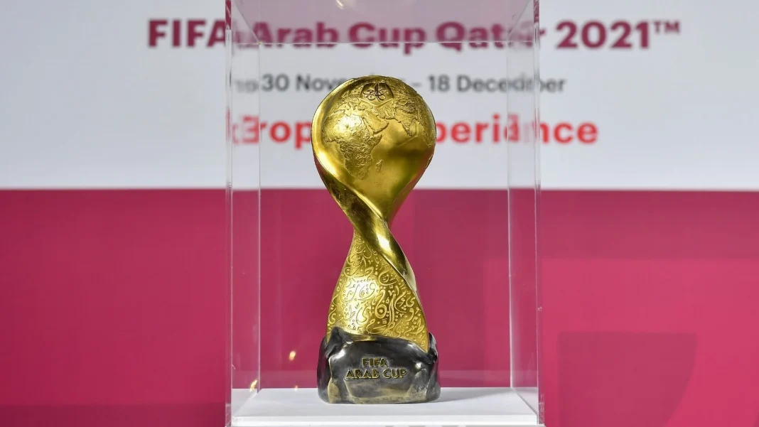 Trophée de la Coupe Arabe 2021 Trophée de la Coupe Arabe 2021 en or dans une vitrine transparente.