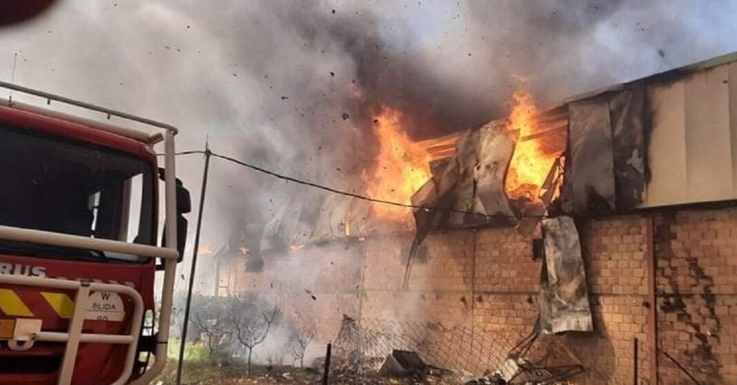 Algérie : l’usine de fabrication de meubles réduite en cendre à Blida Incendie majeur dans une usine de meubles à Blida, Algerie.