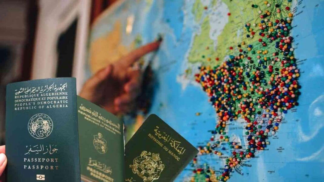 La Suisse rend justice aux immigrés Algériens Carte du monde avec épingles de localisation pour immigration.