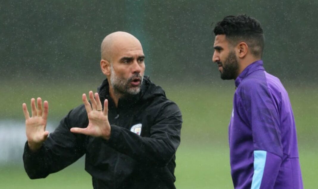 Mercato : Pep Guardiola a déjà mis la main sur le remplaçant de Mahrez. Entraîneur et joueur discutant lors d'un entraînement sous la pluie.