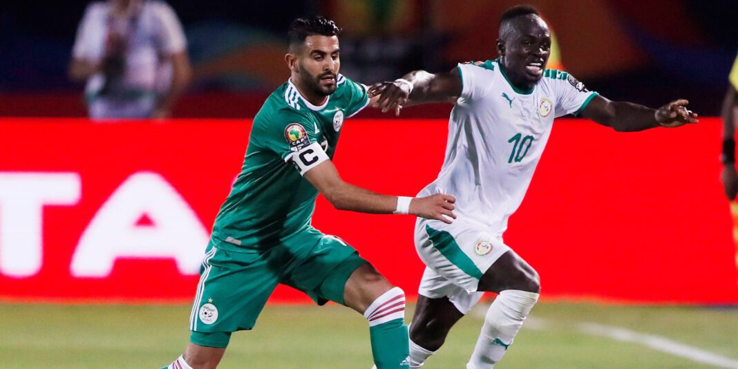 Sénégal-Algérie : « Le match est à notre portée, car nous jouons à domicile », Sadio Mané Joueurs de football Sénégal et Algérie en action lors d'un match.
