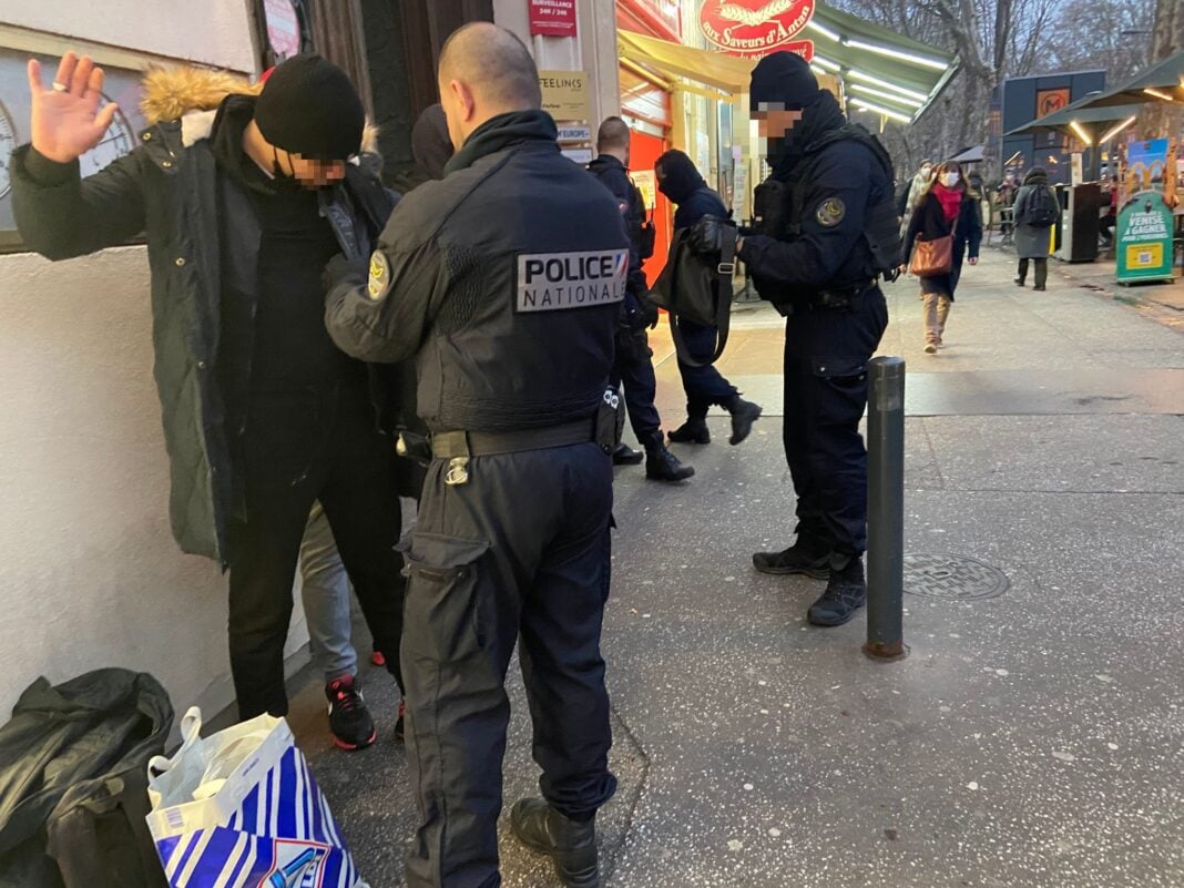 Un algérien sera expulsé de l’Espace Schengen pendant 15 ans pour cette raison Policiers français contrôlant un homme dans une rue animée.